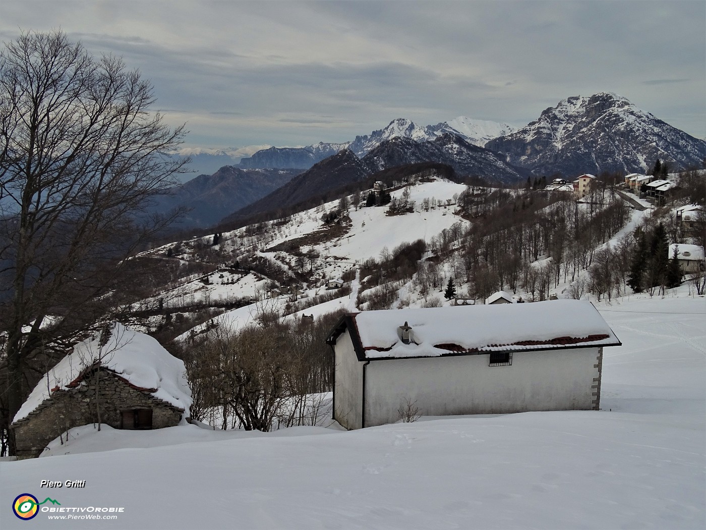 76 Salendo al Monte Tesoro vista verso il Monte Ocone, prima cimetta della costiera.JPG